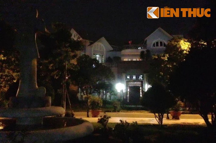Khu biệt thự lộng lẫy của nguyên TGĐ DongA Bank sinh sống khá yên tĩnh, phía trước là công viên rộng lớn đầy cây xanh.