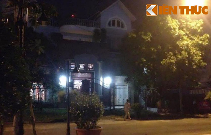Căn biệt thự của nguyên TGĐ ngân hàng Đông Á nằm cuối đường số 30 - nơi ông Bình và vợ sinh sống - vô cùng lộng lẫy.