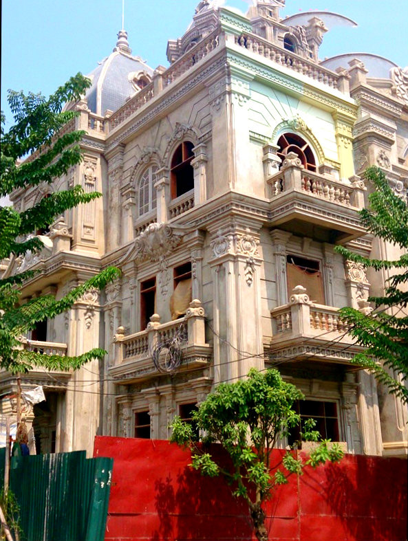 Với vị trí đắc địa, căn biệt thự nổi bật với những họa tiết cầu kỳ và công phu được làm bằng tay. Ảnh: Đời sống Pháp luật.