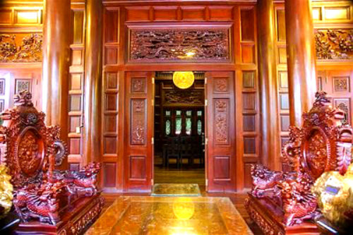 Ngôi nhà sàn này gồm có 7 gian gỗ lim có chiều cao 11 mét, gồm có 16 cột cái bằng gỗ lim nguyên khối có đường kính 45 cm. Ảnh: Tiền phong.