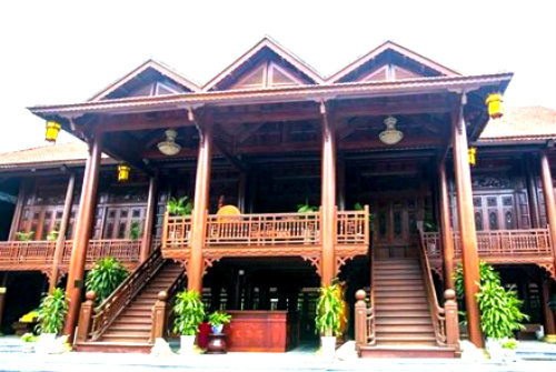 Riêng nguyên vật liệu xây dựng căn nhà này đã tốn tới 200 tỷ đồng, chưa kể trả tiền cho hơn 10.000 thợ lành nghề. Ảnh: Tiền phong.
