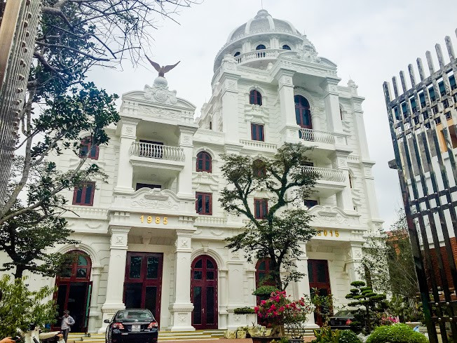 Biệt thự trắng 10 triệu đôla của nữ đại gia Phú ThọBiệt thự của nữ đại gia phố núi tọa lạc trên đường Nguyễn Khuyến, phường Âu Cơ, thị xã Phú Thọ, tỉnh Phú Thọ. Ảnh: Vietnamnet.