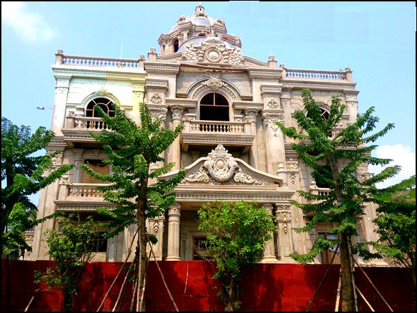 Chủ căn biệt thự nằm ở vị trí ngã sáu đại lộ Trần Hưng Đạo, TP Lào Cai này là bà Nguyễn Thị Nga, một nữ doanh nhân nổi tiếng vùng biên mậu về kinh doanh vật liệu xây dựng, các mặt hàng nông, lâm, hải sản và giống cây trồng; kinh doanh nhà nghỉ, nhà hàng, du lịch lữ hành nội địa,... Ảnh: Đời sống Pháp luật.