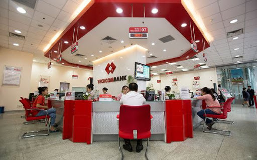 Đến khoảng 15h10 cùng ngày (20/4), Trung đội mũ lưỡi chai, đeo kính đen, khẩu trang, găng tay, mặc áo khoác đến ngân hàng, để xe trên vỉa hè rồi đi vào quầy giao dịch số 3. Khi đến quầy giao dịch số 2, Trung rút một khẩu súng K59, chĩa nòng súng về phía chị Nguyễn Hải Yến và chị Vũ Ngọc Quỳnh yêu cầu đưa hết tiền cho Trung.