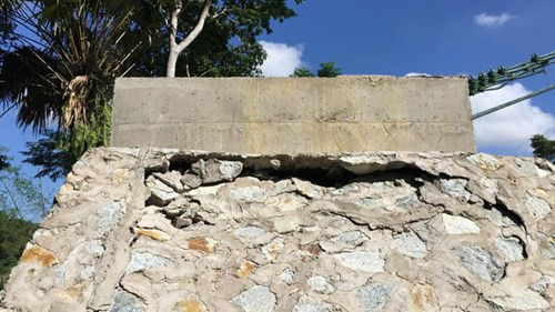 “ Cầu treo 6 tỷ vừa xây xong đã sụt lún thế này. Nếu lũ kéo về, không biết chuyện gì sẽ xảy ra nữa”, một người dân xã Hương Thọ dừng xe quan sát vết nứt tại mố cầu bức xúc.