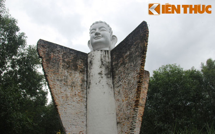 Theo các nhà chuyên môn thì tượng đầu Đức Phật không phải đặt trên đầu đạn mà là hình ảnh cách điệu của diệu pháp tòa 4 cánh (cánh tường gạch) tượng trưng cho 4 phương trời trong vũ trụ, biểu trưng cho lòng từ bi của Đức Phật luôn cứu độ chúng sanh.