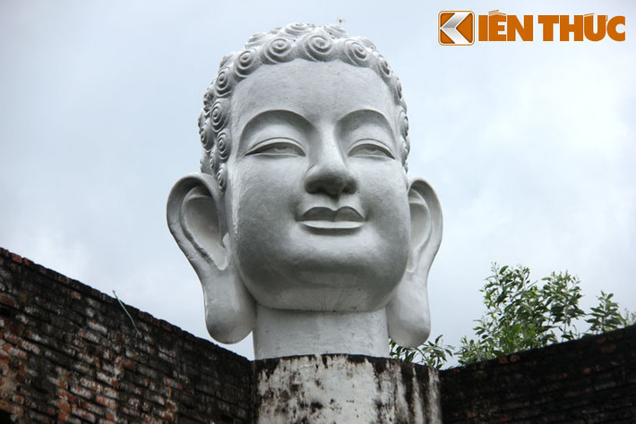 Tượng đầu Đức Phật từ bi khá lớn được đặt trên bệ là 4 cánh xây bằng gạch mà nhìn từ xa trông như đuôi một quả tên lửa. Dù 4 bức tường đã cũ kỹ, bám đầy rêu phong theo năm tháng nhưng pho tượng đầu Phật thì luôn sáng sạch, dù theo người dân địa phương thì chưa từng thấy ai tiếp cận để lau rửa.