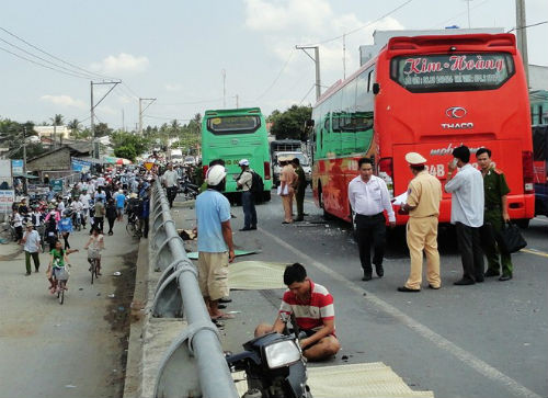 6. Hai xe giường nằm gây tai nạn: 4 người tử vong Sáng 7/5, trong lúc tránh vượt ôtô khách chạy cùng chiều, xe giường nằm mang biển kiểm soát 84B 001.27) do tài xế Phạm Văn Phương (38 tuổi, ngụ huyện Càng Long) điều khiển, đã đâm liên tiếp vào 2 xe máy chạy ngược chiều. Vụ tai nạn làm chết 4 người, 2 người đang cấp cứu trong tình trạng nguy kịch. Hiện tài xế Phương đã bị tạm giữ hình sự.