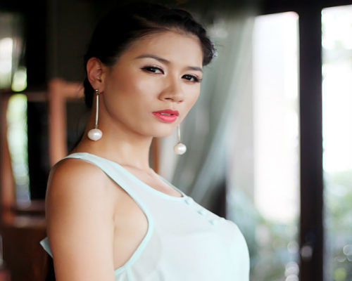 2. Khởi tố người mẫu Trang Trần Ngày 5/5, Công an quận Hoàn Kiếm, Hà Nội đã khởi tố bị can Trần Thị Trang (tức người mẫu Trang Trần, 30 tuổi, ở Hải Phòng) để điều tra về hành vi chống người thi hành công vụ. Do đang mang thai nên cơ quan điều tra cho bị can Trang tại ngoại. Trước đó tối 26/2, Trang Trần đã có hành vi chửi bới, lăng mạ, tấn công lực lượng công an.