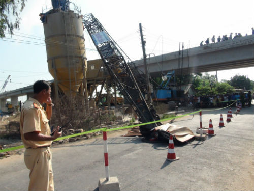 3. Cần cẩu đổ sập giữa đường, 3 mẹ con tử vong tại chỗ Vào sáng 5/5, trên tuyến đường tỉnh 842, tại khu vực phường An Lộc, thị xã Hồng Ngự, tỉnh Đồng Tháp, xe cần cẩu do Nguyễn Thái Huỳnh điều khiển trong khu vực thi công cầu Hồng Ngự 2 bất ngờ đổ sập xuống đường, đè lên 3 mẹ con chị chị Cao Tường Vân (SN 1984) đang đi xe máy. Vụ tai nạn khiến 3 mẹ con chị Vân tử vong tại chỗ. Hiện tài xế Huỳnh đã bị bắt.