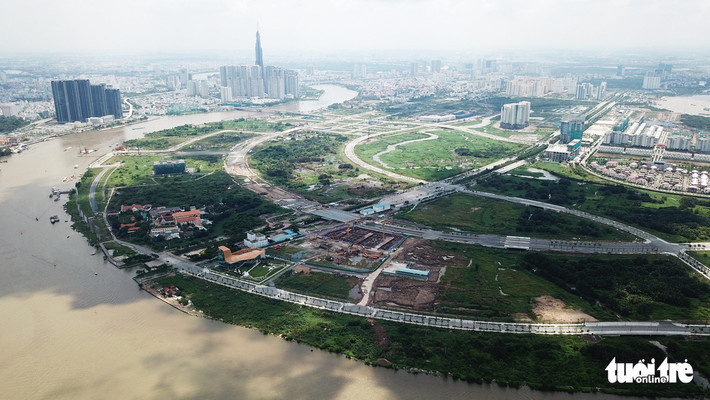Tuy nhiên, tính trung bình, mỗi km đường Đại Quang Minh làm có chi phí khoảng 1.000 tỷ đồng. Với mức chi phí khổng lồ này, nhiều người dân ví von, đây là đường dát kim cương. Ảnh: Tuổi trẻ Online.