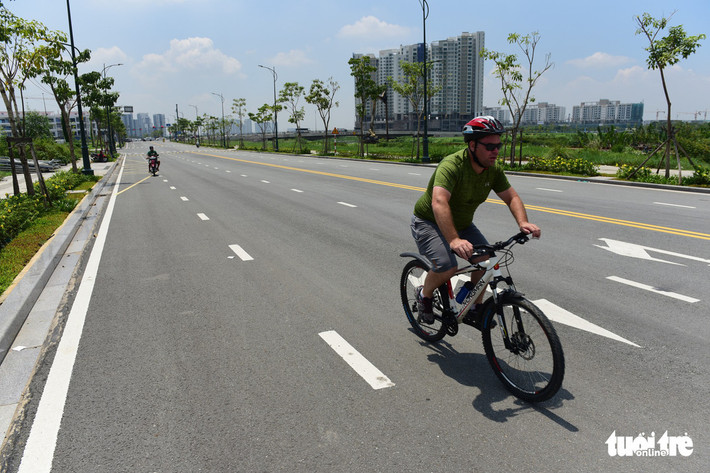Đường R2 (đường Ven hồ trung tâm) dài 3 km, mặt cắt ngang 29,2 m, đã hoàn thiện phần lớn chiều dài. Tuyến này thuộc đường cấp 2, kết nối từ đường Trần Não đến khu phức hợp thể thao - giải trí. Ảnh: Tuổi trẻ Online.