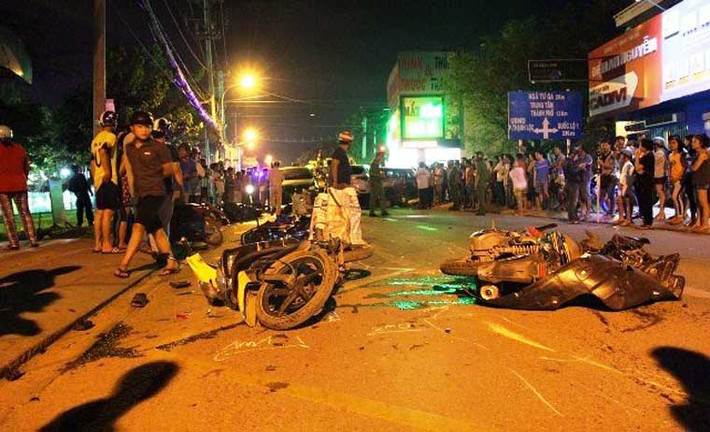 Theo thông tin từ công an, có thêm một nạn nhân trong vụ tai nạn tử vong sau khi được đưa đến bệnh viện. Bước đầu xác định hai nạn nhân tử vong là ông Lê Công Dũng (63 tuổi, quê tỉnh Cần Thơ) và em Đoàn Tuấn Anh (15 tuổi, ngụ quận 12).