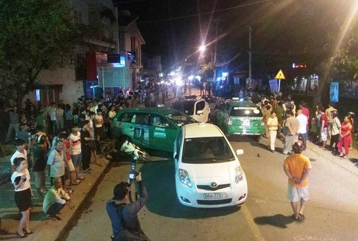 Đến hơn 0h rạng sáng nay (23/7), Công an quận 12 phối hợp với các đơn vị nghiệp vụ Công an TP HCM vẫn đang phong tỏa, khám nghiệm hiện trường vụ TNGT đặc biệt nghiêm trọng 13 xe đâm nhau xảy ra trên địa bàn phường Thạnh Lộc, quận 12, TP HCM.