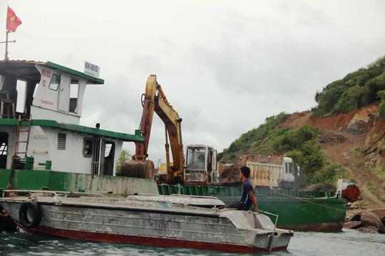 Theo phản ánh, chủ đầu tư dự án đã cho đổ đá, lấn, lấp vịnh Nha Trang gần 1,3 ha. Ngày 12/10/2017, UBND tỉnh Khánh Hòa ra quyết định xử phạt 175 triệu đồng, đồng thời yêu cầu chủ đầu tư phục hồi nguyên trạng trước ngày 16/10/2017. Tuy nhiên, sau 5 tháng chủ đầu tư không khắc phục sai phạm. Phần lấn, lấp vịnh Nha Trang vẫn còn nguyên. Ảnh: NLĐ.