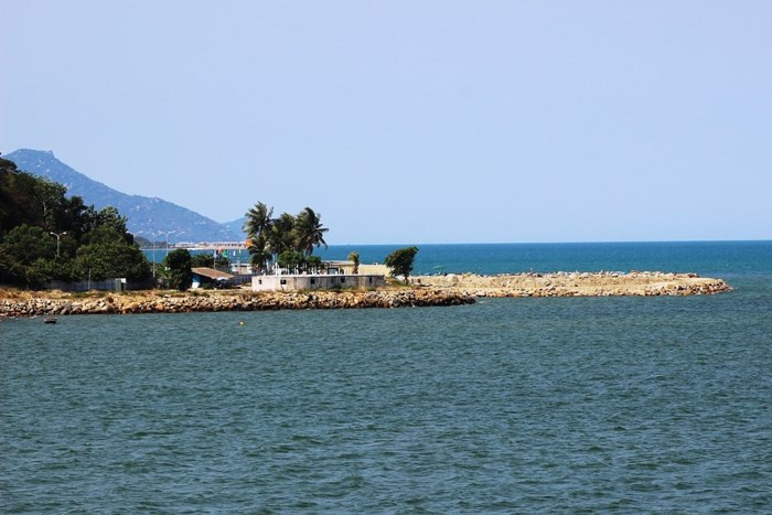 2. Dự án Công viên Văn hóa, giải trí, thể thao Nha Trang Dự án lấn biển thứ hai là Dự án Công viên Văn hóa, giải trí, thể thao Nha Trang Sao (phường Vĩnh Thọ, TP Nha Trang) do Công ty Cổ phần Nha Trang Sao làm chủ đầu tư. Dự án có vốn đầu tư lên đến 33 triệu USD, được khởi công đầu năm 2014, có tổng diện tích trên 103.000m², trong đó có trên 44.000m² mặt đất và gần 59.500m²mặt nước. Ảnh: SGGP.