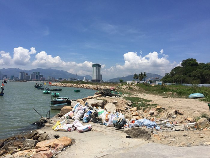 Dự kiến, giai đoạn 1 của dự án sẽ hoàn thành vào cuối năm 2015; giai đoạn 2 hoàn thành vào cuối năm 2016. Tuy nhiên, trong quá trình triển khai, dự án này có nhiều vi phạm, nhất là việc đổ đất ảnh hưởng Danh thắng quốc gia vịnh Nha Trang. Ảnh: Đại Đoàn Kết.