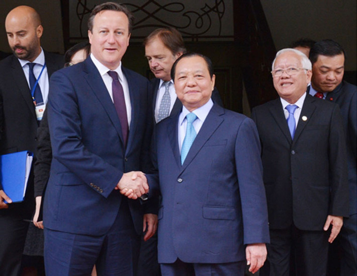 Sáng 30/7, Thủ tướng Liên hiệp Vương quốc Anh và Bắc Ireland, ông David Cameron đã đến thăm TP HCM. Bí thư Thành ủy TP HCM Lê Thanh Hải, Chủ tịch UBND TP HCM Lê Hoàng Quân đã tiếp Thủ tướng David Cameron. Ảnh Việt Dũng/SGGPO