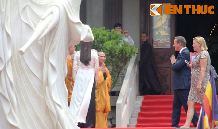 Thủ tướng David Cameron cùng Đoàn đại biểu cấp cao Vương quốc Anh thực hiện nghi thức Phật giáo khi đến viếng chùa Vĩnh Nghiêm.
