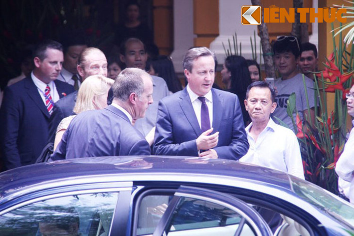 Hình ảnh giản dị, gần gũi của Thủ tướng Vương quốc Anh David Cameron trên đường phố Sài Gòn gây ấn tượng mạnh với người dân và du khách.