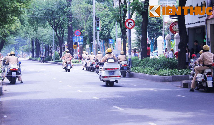 Đoàn mô tô cảnh sát dẫn đường chuẩn bị đưa đoàn của Thủ tướng Anh đến thăm chùa Vĩnh Nghiêm trên đường Nam Kỳ Khởi Nghĩa, TP HCM.