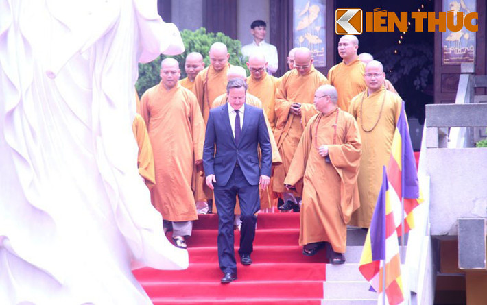 Thủ tướng David Cameron vô cùng hân hoan và bày tỏ sự vui mừng khi đến thăm chùa Vĩnh Nghiêm...