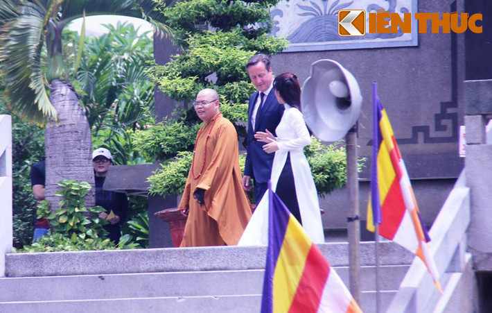 Sư trụ trì chùa Vĩnh Nghiêm đón tiếp Ngài Thủ tướng và cùng ông đi tham quan chùa.