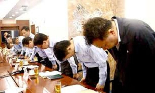 4. Lãnh đạo Formosa cúi đầu xin lỗi người dân Việt Nam Ngày 26/4, lãnh đạo công ty TNHH gang thép Hưng Nghiệp Formosa Hà Tĩnh tổ chức họp báo về nghi vấn xả thải không qua xử lý, có chứa hoá chất làm cá chết hàng loạt ở miền Trung. Tại buổi họp báo, ông Trương Phục Ninh - Phó Tổng giám đốc điều hành công ty FHS Hà Tĩnh cho rằng, những phát ngôn của ông Chu Xuân Phàm đã ảnh hưởng nghiêm trọng tới mối quan hệ tốt đẹp giữa Formosa, chính quyền Hà Tĩnh và Chính phủ Việt Nam. Ngay sau phát biểu, ông Ninh cùng toàn thể lãnh đạo có mặt đã cúi đầu xin lỗi người dân Việt Nam.