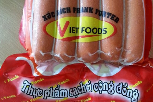 7. 100% mẫu xúc xích Vietfoods chứa chất gây ung thư Do có nghi vấn về chất lượng 2,2 tấn xúc xích Vietfoods được bảo quản tại kho đông lạnh của Cty TNHH Thương mại thực phẩm Hồng Anh (tại 140C ngõ 351 Lĩnh Nam, Vĩnh Hưng, Hoàng Mai, HN), Chi cục Quản lý thị trường TP Hà Nội đã lấy mẫu 4 loại xúc xích mang đi kiểm nghiệm. Kết quả cho thấy, cả 4 mẫu đều chứa chất cấm Sodium nitrate 251 với hàm lượng từ 89 - 100mg/kg. Đây là chất bị Bộ Y tế cấm dùng trong thực phẩm là thịt vì nếu nướng, rán xúc xích Vietfoods chứa chất cấm này ở nhiệt độ cao, chất này sẽ bị biến đổi chất và là tác nhân gây ra bệnh ung thư....