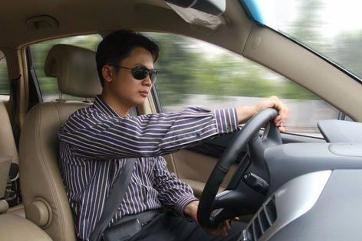 1. Thắt dây an toàn cho bản thân và con cái của bạn đúng cách. Đây là điều đầu tiên và đơn giản đầu tiên bạn có thể làm khi cầm lái xe ôtô an toàn trong mọi hành trình để ngăn ngừa nguy cơ chấn thương và tử vong cho bản thân và những người đi cùng.