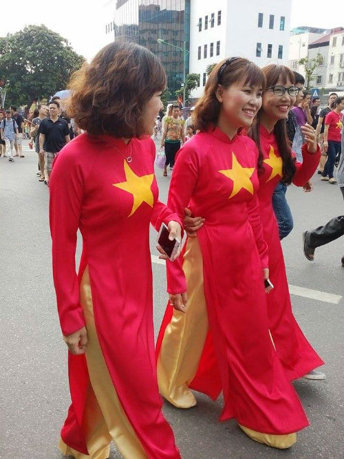 Tươi cười rạng rõ trên phố đi mừng Tết Độc lập.