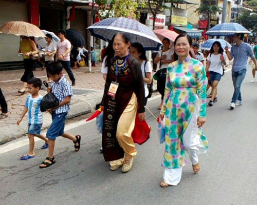 Tất cả những người mặc áo dài trong ngày hôm nay đều chung một quan điểm rằng, mặc áo dài truyền thống sang trọng lại vừa lịch sự, thể hiện niềm tự hào 4000 năm lịch sử của dân tộc.
