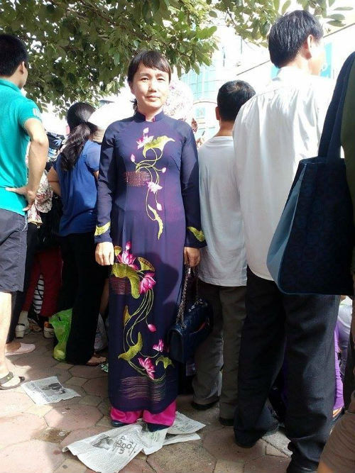 Tà áo dài nổi bật trong dòng người đông đúc tới xem diễu binh, diễu hành.