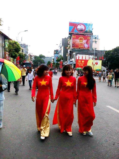 3 cô gái trẻ này thu hút mọi ánh nhìn khi chọn cho mình chiếc áo dài cờ đỏ sao vàng.