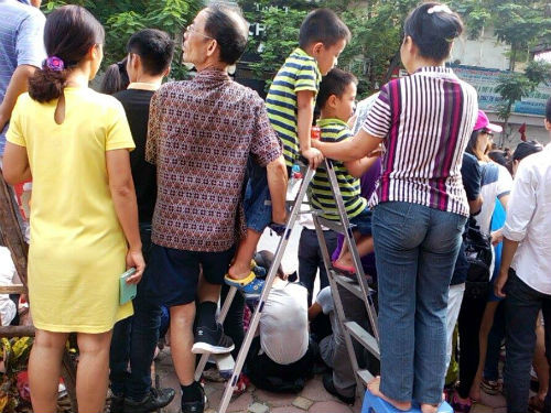 hoặc mang cả thang ra vỉa hè.