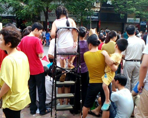 Cô bé này có chỗ ngồi rất lý tưởng để xem diễu binh.