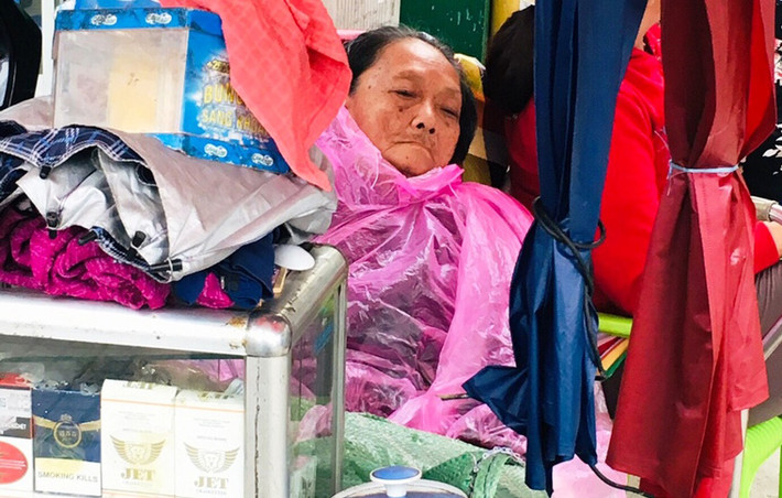 "Mưa lạnh tôi chịu không nổi. Dù đã giữa trưa nhưng trời vẫn lạnh khiến tôi đau nhức xương khớp vì tuổi già", một bà cụ bán hàng ven đường Nguyễn Thị Minh Khai, quận 3, than thở.