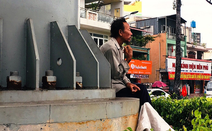 Người vô gia cư vạ vật dưới gầm cầu.