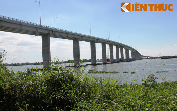 Cầu dài 2,6km (phần cầu băng sông dài 2,4km)...
