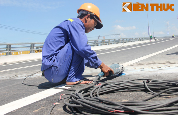 Cầu được khởi công ngày 25/1/2014 do Ban quản lý dự án 7 (Bộ GTVT) làm chủ đầu tư theo hình thức BOT (Xây dưng- Kinh doanh- Chuyển giao).