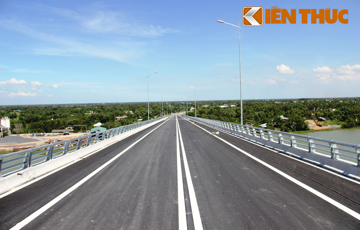 Bề mặt cầu rộng 12m có 4 làn xe (2 làn cơ giới và 2 làn xe máy).