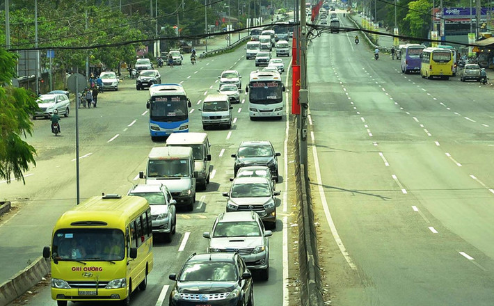 Đến 18h ngày mồng 5 Tết, tình hình giao thông ở các cửa ngõ từ các tỉnh miền Đông, miền Tây về lại TP.HCM chỉ đông xe nhưng không xảy ra tình trạng ùn ứ; trong kho đó các hướng ngược lại (từ TP.HCM đổ ra) giao thông rất thông thoáng.