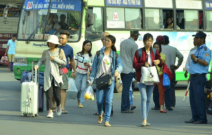 Ngay khi các chuyến xe khách vừa cập bến, nhiều người với vẻ mệt mỏi sau chặng đường dài đã hối hả mang hành lý trở về nhà.