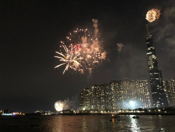 Đúng 21h, màn bắn pháo hoa tầm cao ở khu vực tòa nhà cao nhất Đông Nam Á Landmark 81, quận Bình Thạnh bắt đầu.