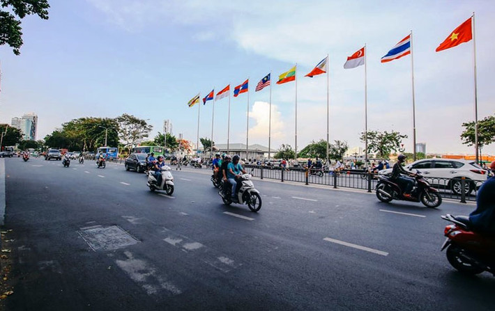 Từ sáng đến trưa nay 30/4, TP HCM, đô thị sôi động nhất nước bỗng trởnên khác lạ khi nhiều tuyến đường ở khắp phố phường vắng lặng đến ngỡ ngàng. Đường Tôn Đức Thắng bên bến Bạch Đằng (quận 1) vốn tấp nập thì trở nên thưa vắng trong xế trưa 30/4.