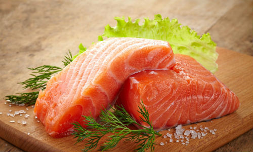 Để bảo quản cá hồi được lâu, bạn nên rửa qua cá với nước muối loãng trước khi cất trữ. Ảnh: Gizmodo.