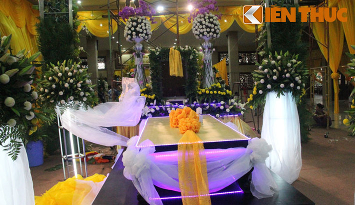 Vị trí đặt kim quan Đại lão Hoà thượng được trang trí đầy hoa tươi.