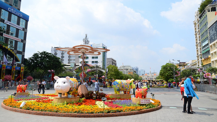 Trưa Mùng 1 Tết Kỷ Hợi (5/2), thời tiết ở miền Nam nói chung, TP HCM nắng nóng gay gắt. Đường hoa Tết lớn nhất TP HCM (đường hoa Nguyễn Huệ) vẫn tấp nập người đến tham quan.