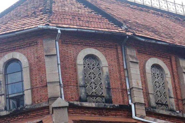 Sau đó sẽ tiến hành dựng giàn giáo (khoảng 2 tháng), vệ sinh, kiểm tra mọi thứ bên trong để thực hiện việc thay mái ngói (dự kiến khoảng 1 năm).