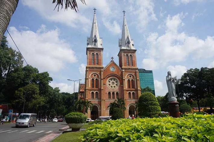 Nhà thờ Đức Bà nằm giữa trung tâm TP HCM, được xây dựng vào năm 1877, hoàn thành sau 3 năm thi công và được Tòa thánh Vatican phong hàng Tiểu vương cung Thánh đường (năm 1959).